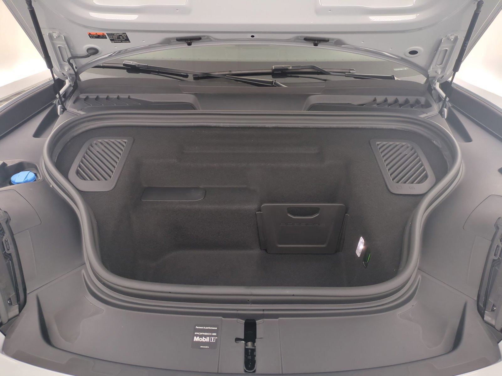 New 2026 Porsche Macan Electric RWD image 17