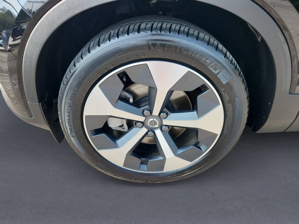 Certified 2025 Volvo XC40 B5 Plus AWD/4WD image 8