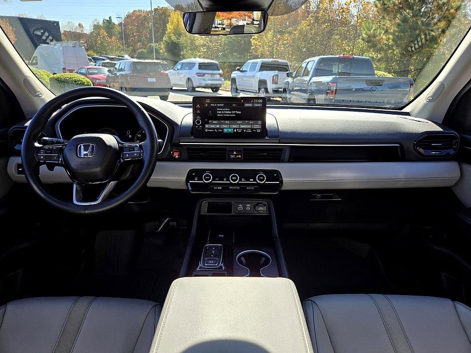 Used 2025 Honda Pilot Touring image 11