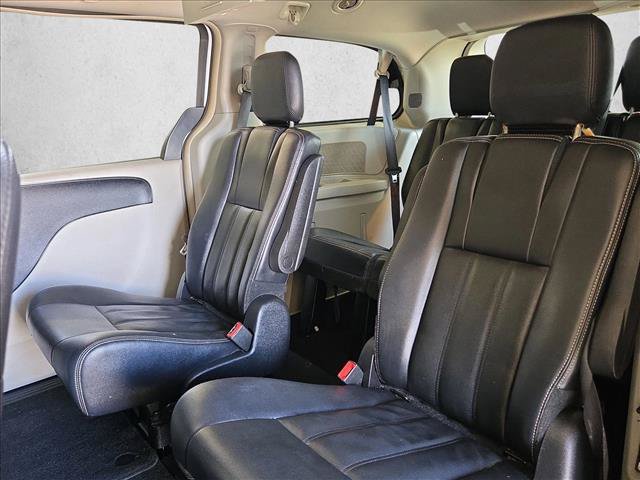 Used 2016 Chrysler Town & Country Touring FWD image 17