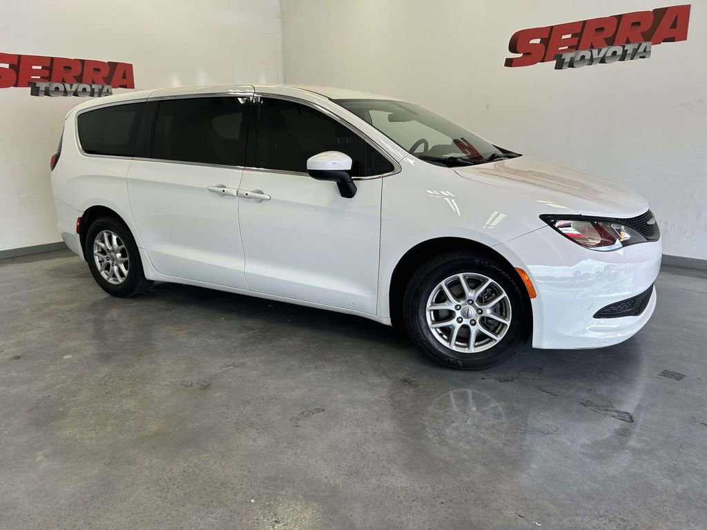 Used 2022 Chrysler Voyager LX FWD image 2