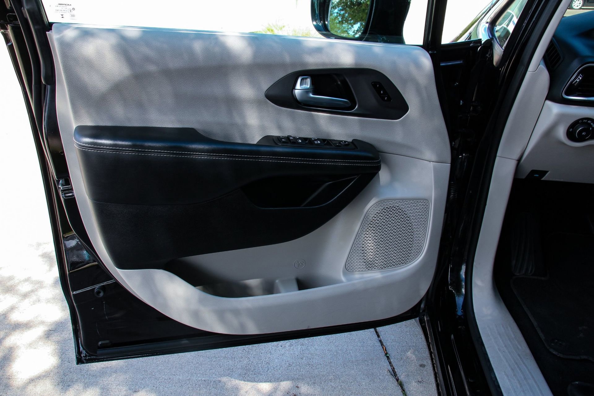 Used 2024 Chrysler Pacifica Touring-L image 12