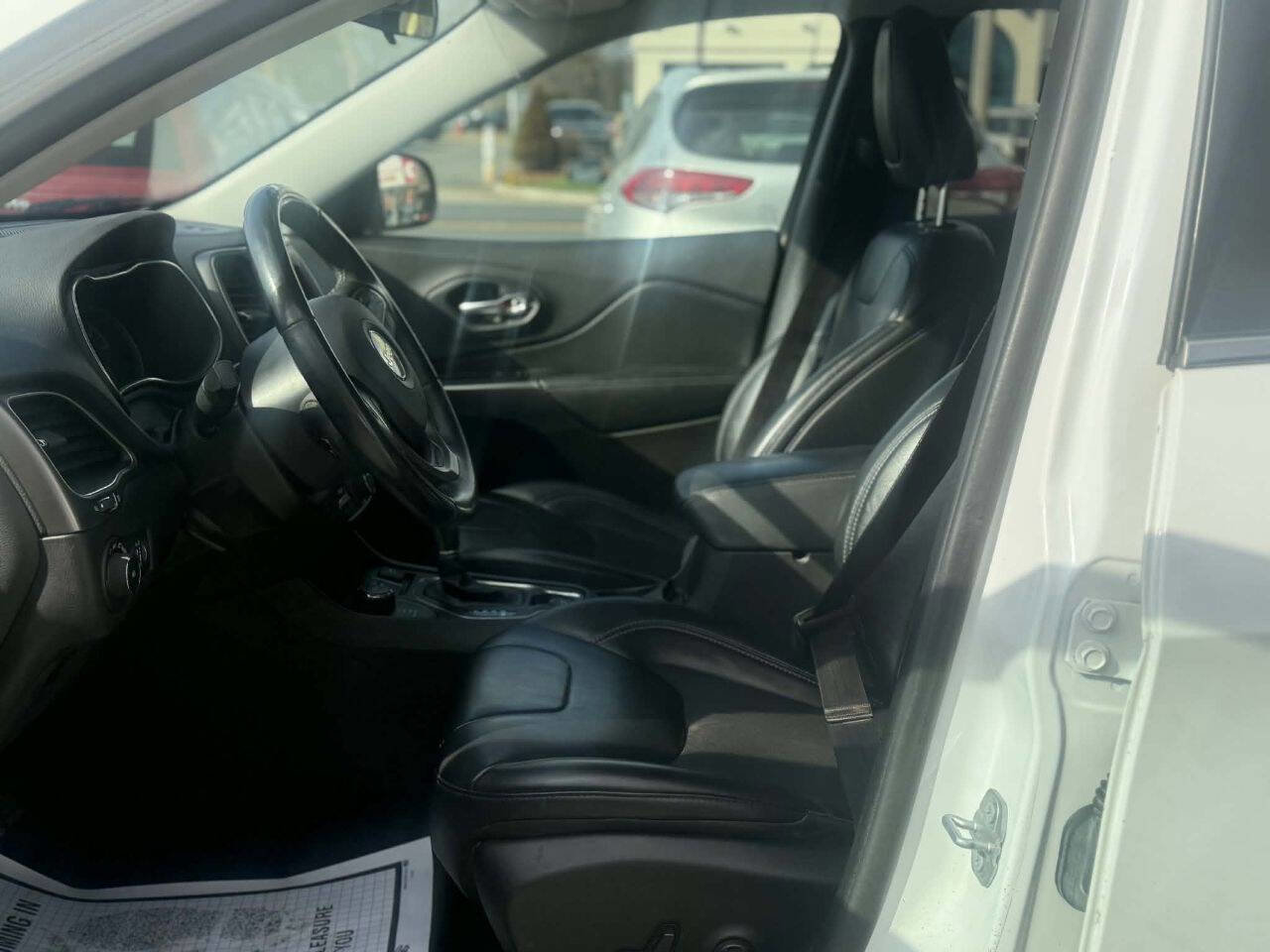 Used 2019 Jeep Cherokee Latitude Plus AWD/4WD image 10