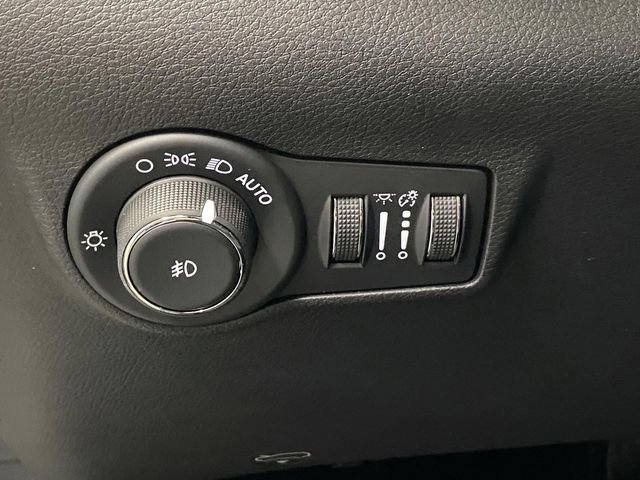 New 2025 Jeep Compass Latitude w/ Sun & Sound Group image 25