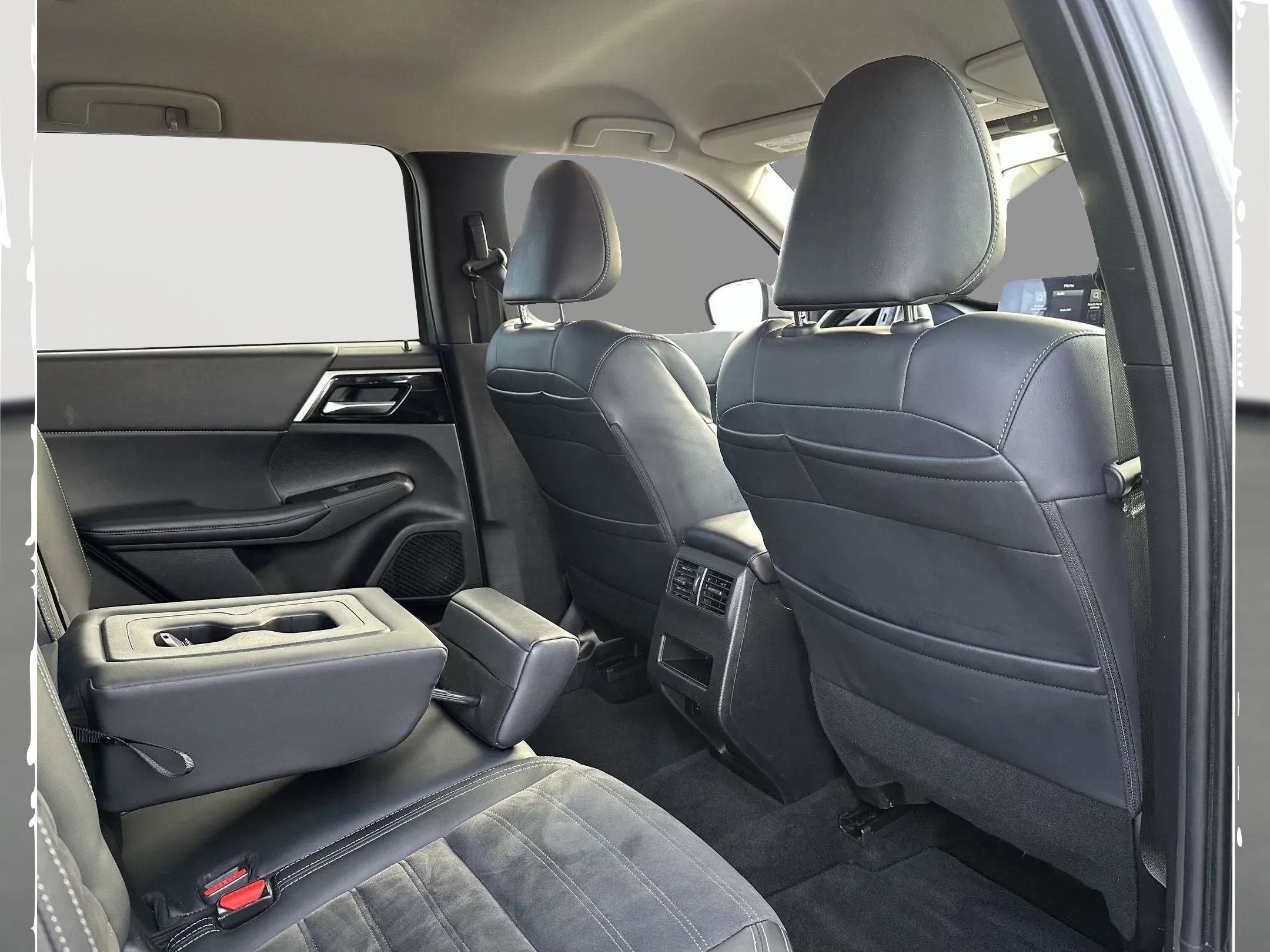 Used 2024 Mitsubishi Outlander SE Black Edition image 11