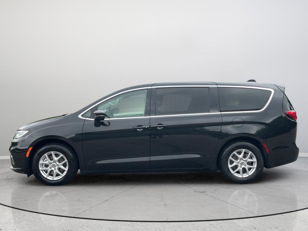 Used 2023 Chrysler Pacifica Touring-L FWD image 10