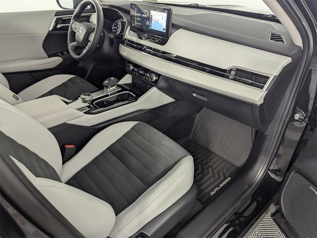 Used 2025 Mitsubishi Outlander SE image 38
