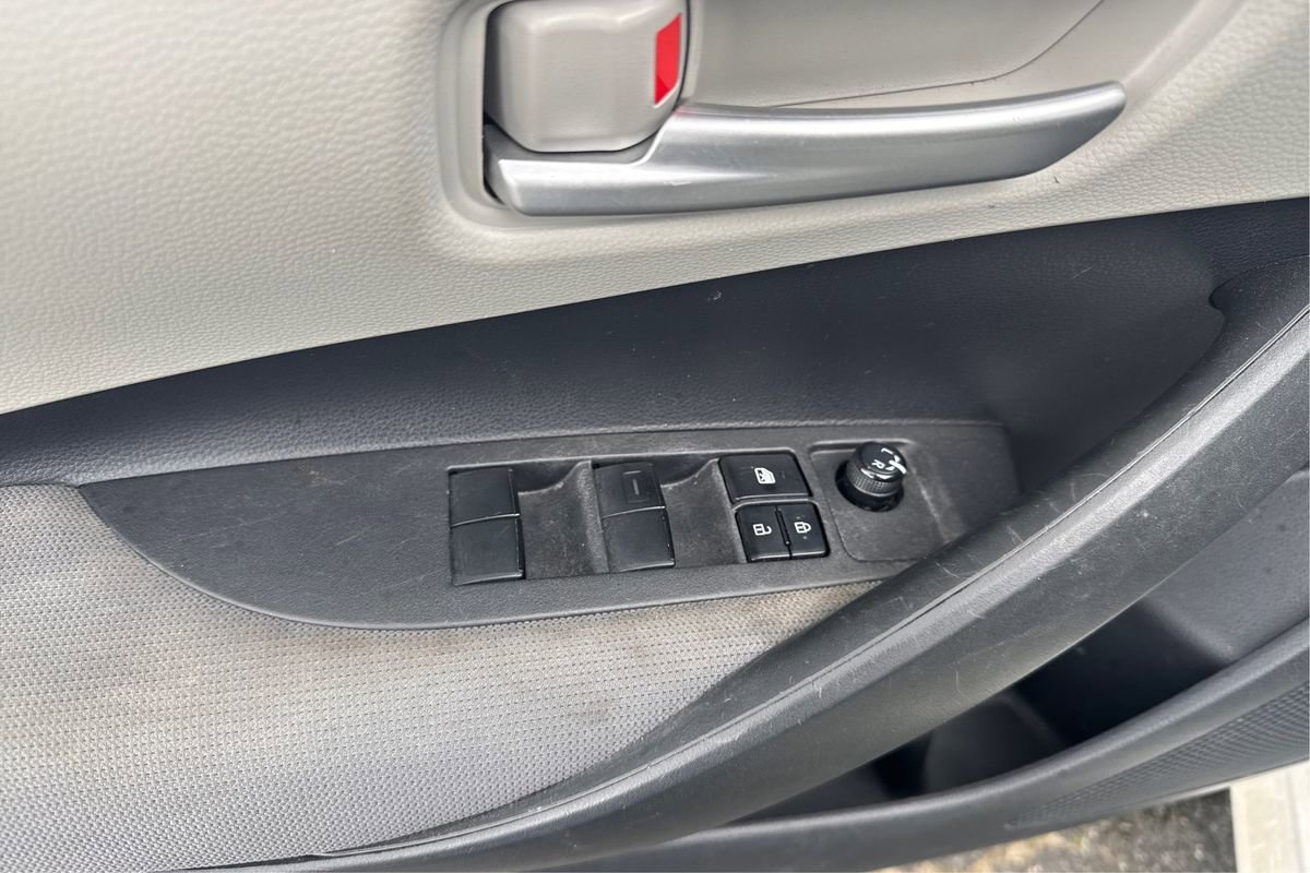 Used 2020 Toyota Corolla LE FWD image 28