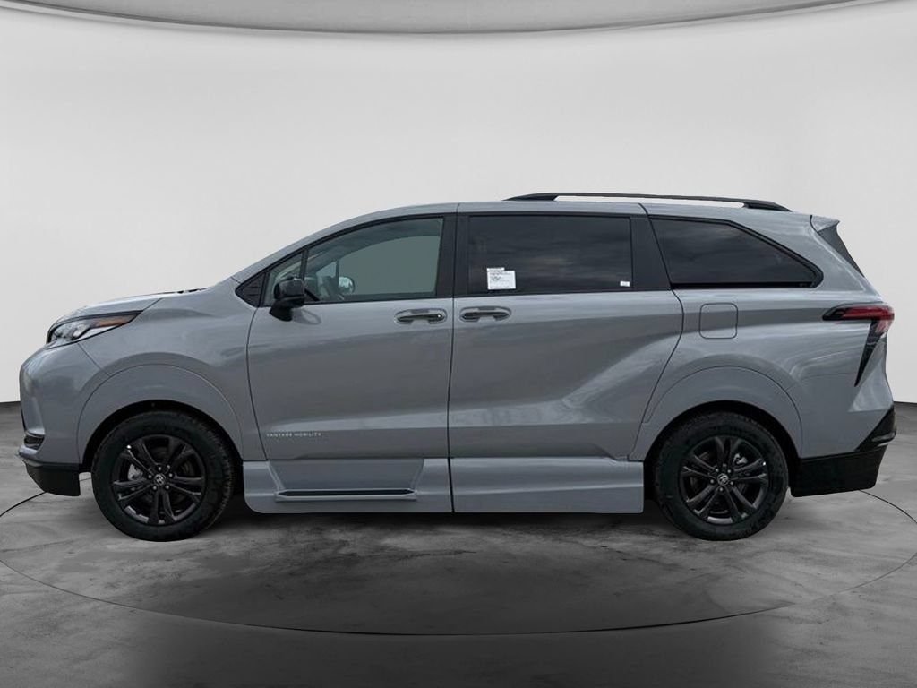 Used 2025 Toyota Sienna XSE w/ XSE Plus Package AWD/4WD image 4