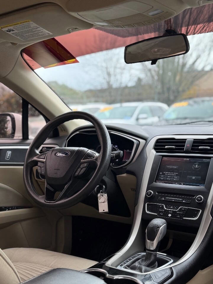 Used 2016 Ford Fusion SE image 3