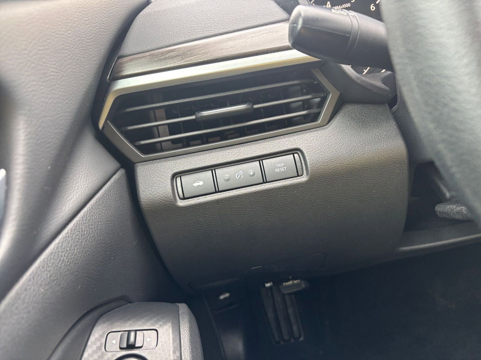 Used 2025 Nissan Altima 2.5 SV FWD image 34