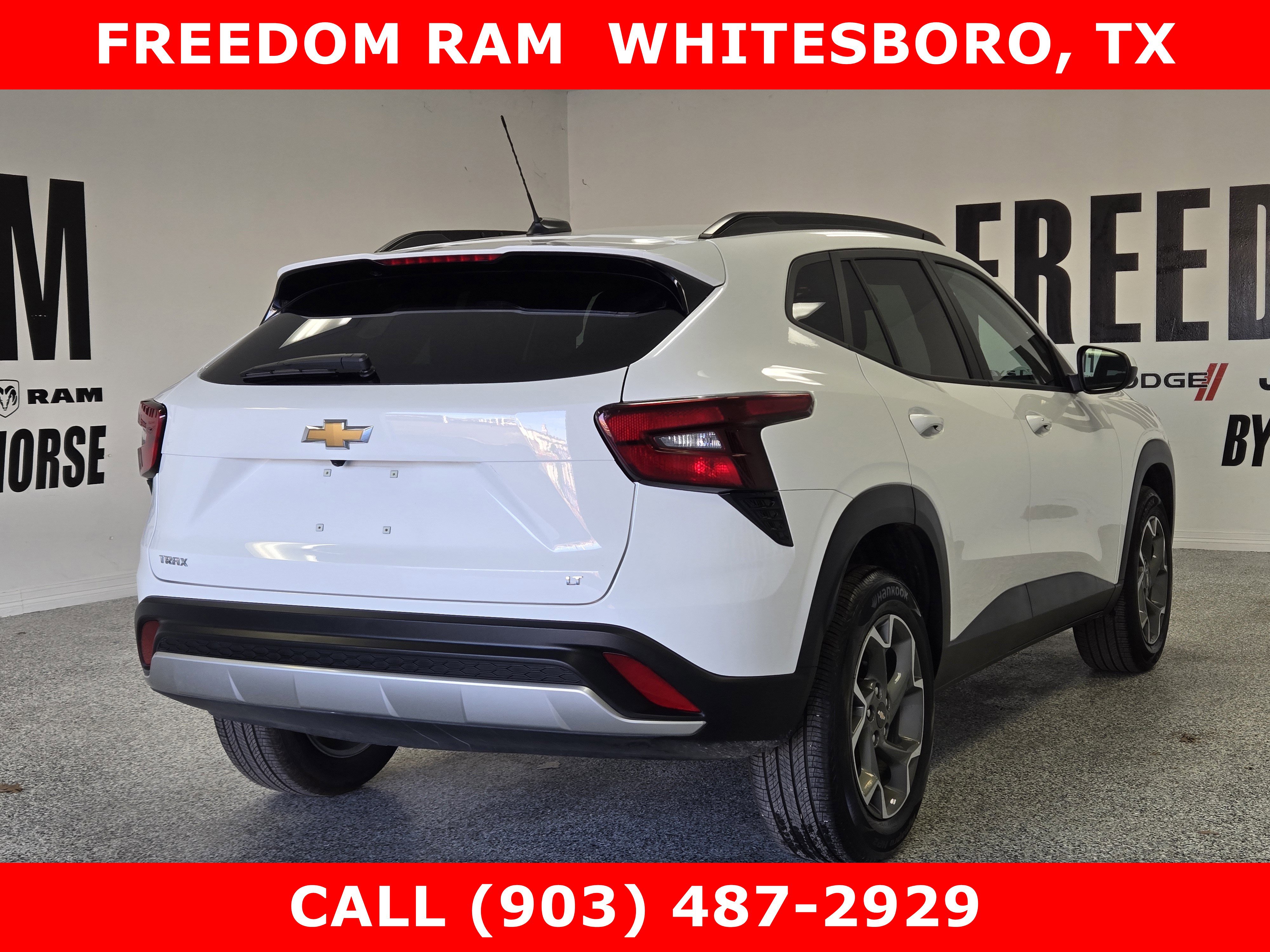 Used 2025 Chevrolet Trax LT w/ LT Convenience Package image 3