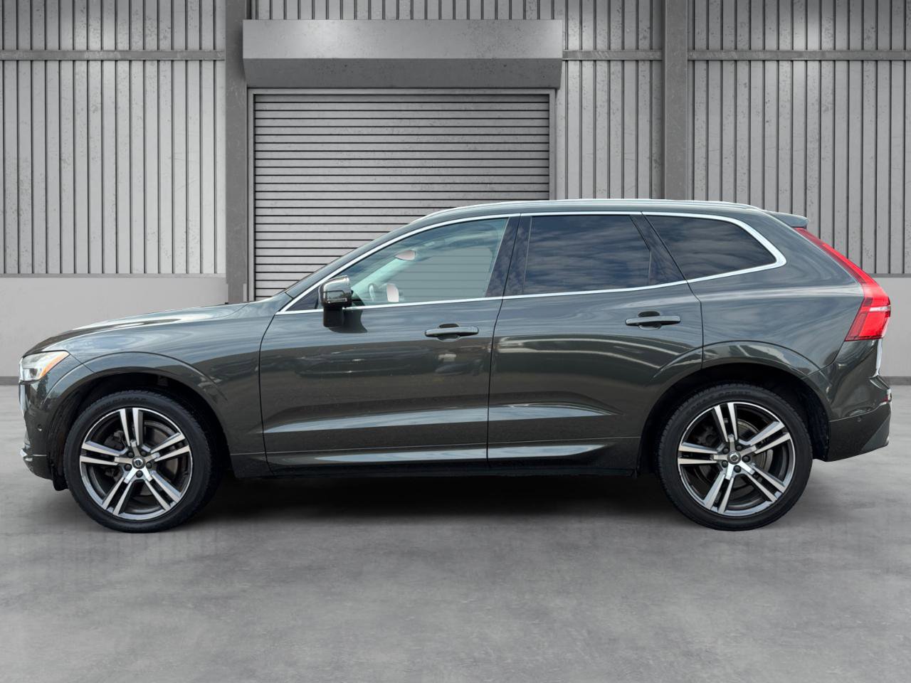 Used 2018 Volvo XC60 T6 Momentum w/ Vision Package image 2