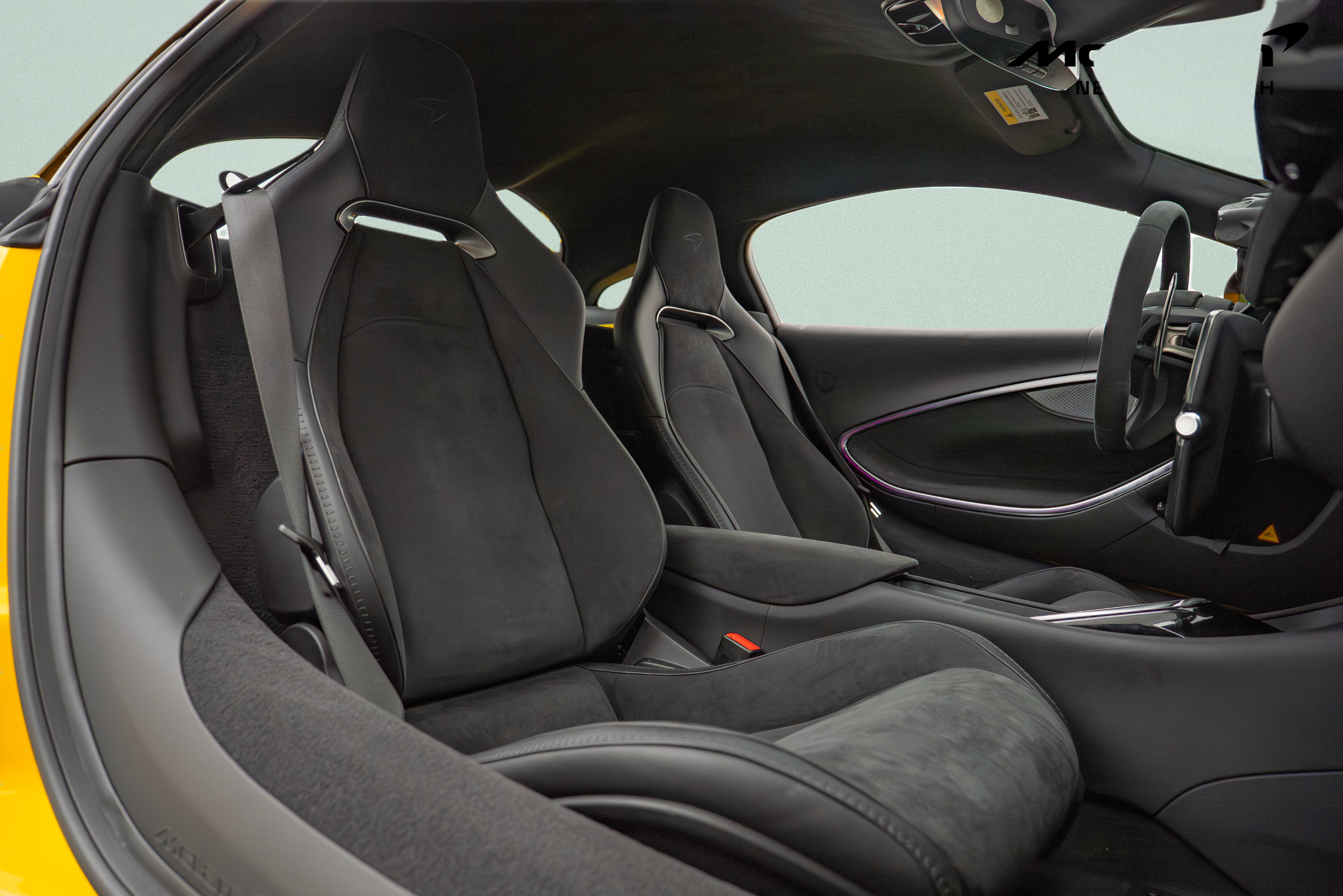 Used 2024 McLaren Artura RWD image 31