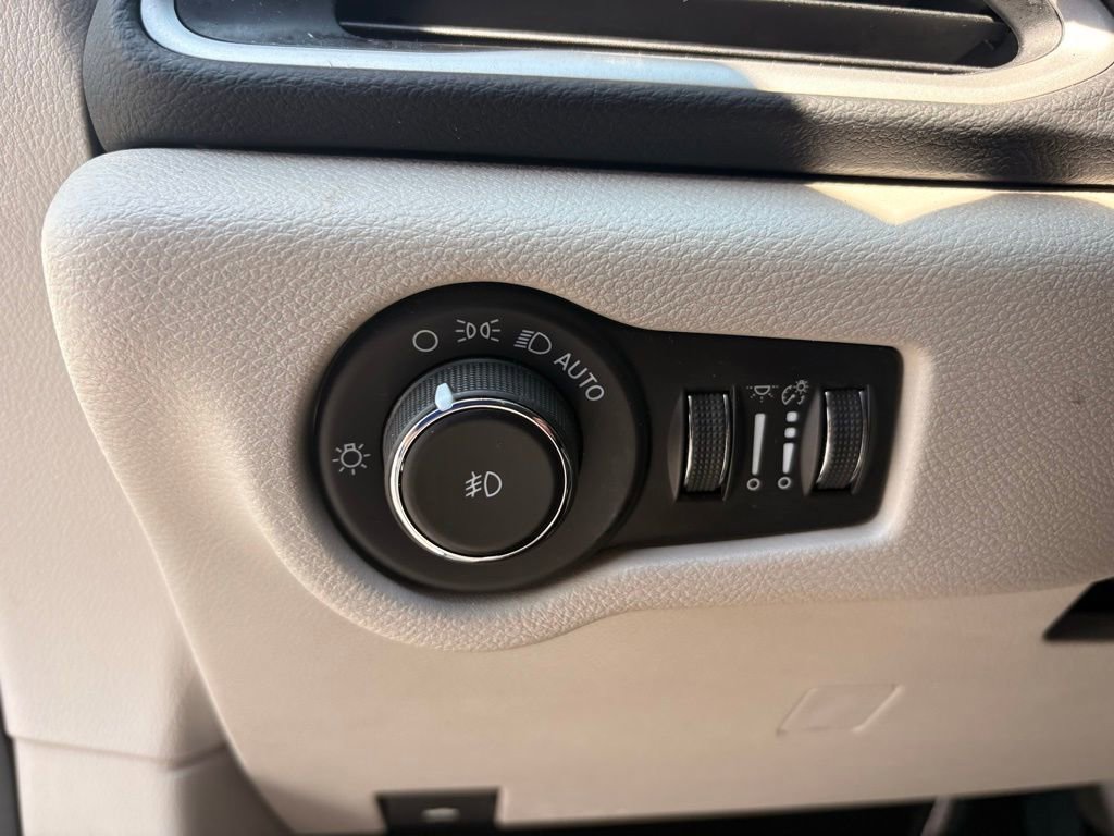 Used 2023 Chrysler Pacifica Touring-L FWD image 18