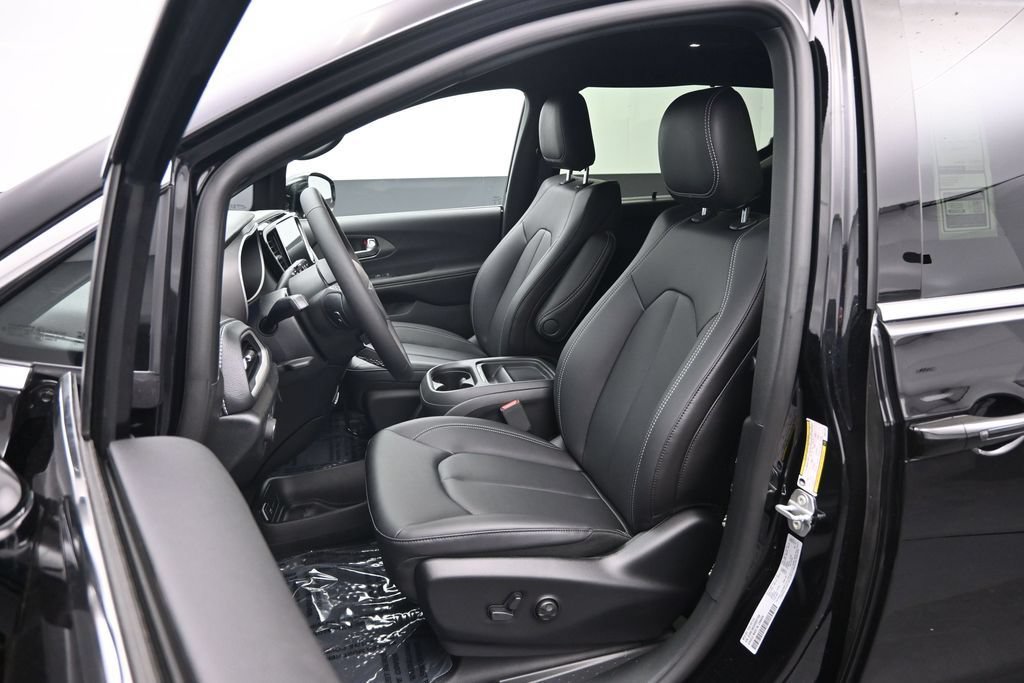 New 2027 Chrysler Pacifica Select FWD image 17