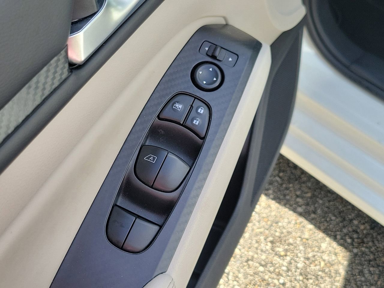 Used 2025 Nissan Altima 2.5 SV FWD image 13