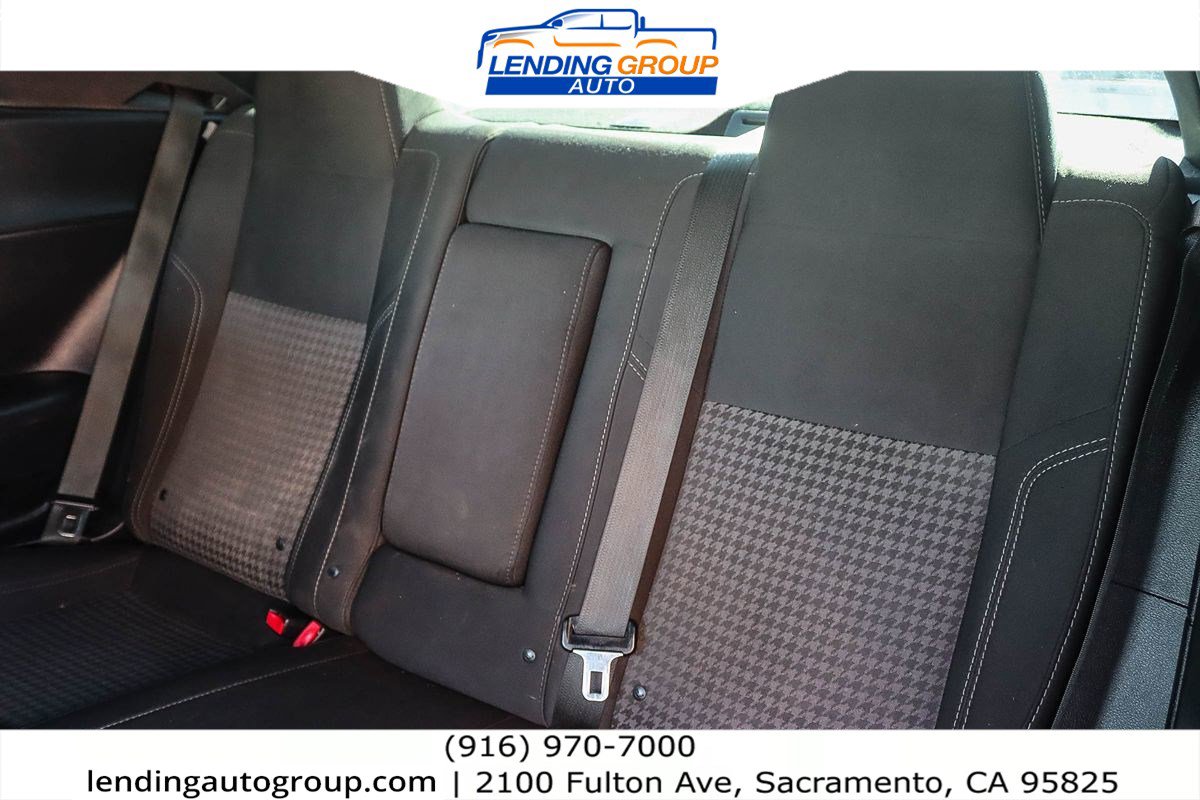 Used 2015 Dodge Challenger SXT image 17