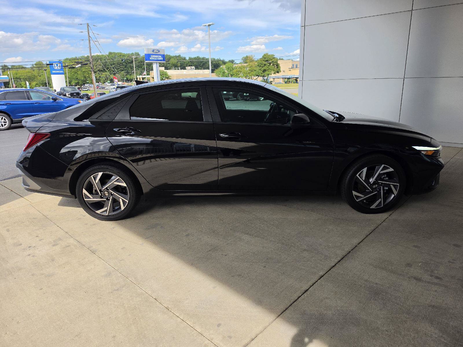 Used 2025 Hyundai Elantra SEL FWD image 4