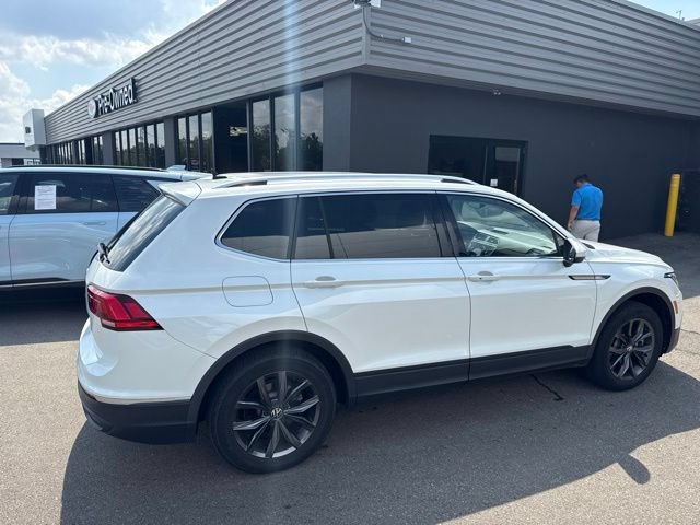 Used 2023 Volkswagen Tiguan SE w/ Panoramic Sunroof Package FWD image 3