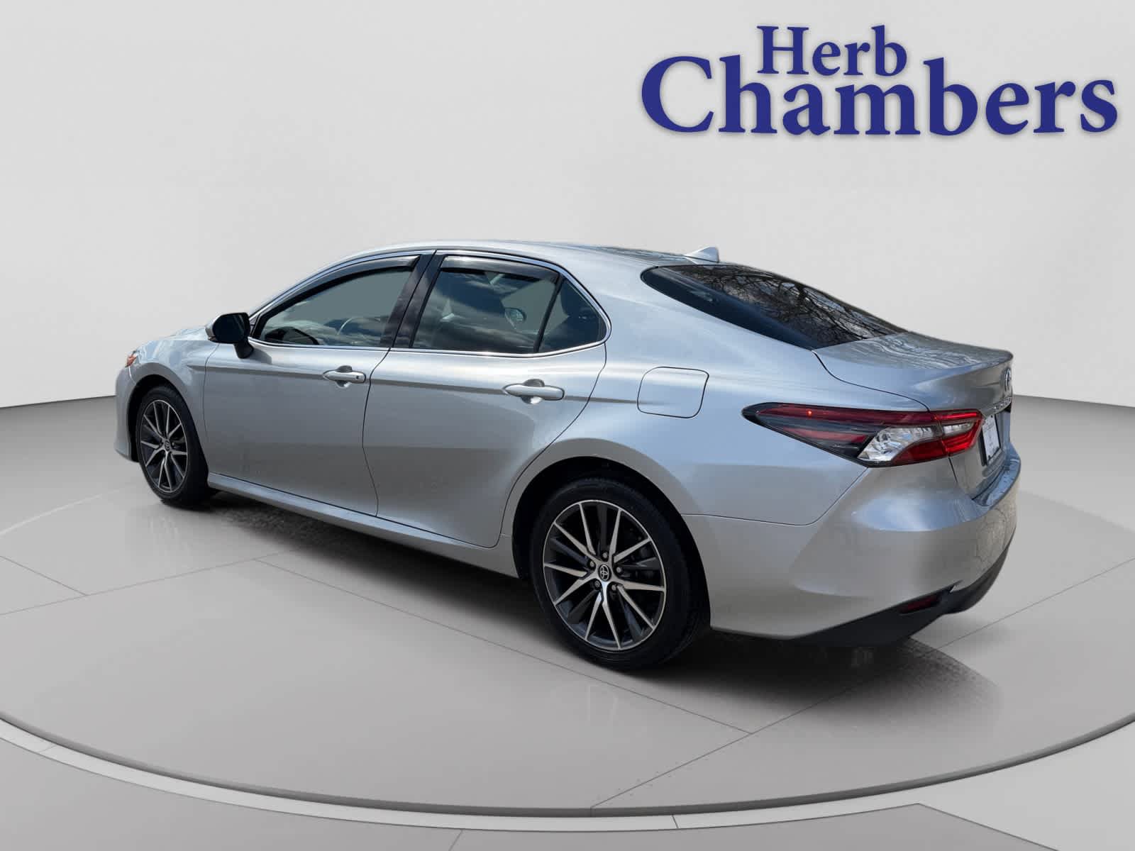 Used 2021 Toyota Camry XLE AWD/4WD image 3