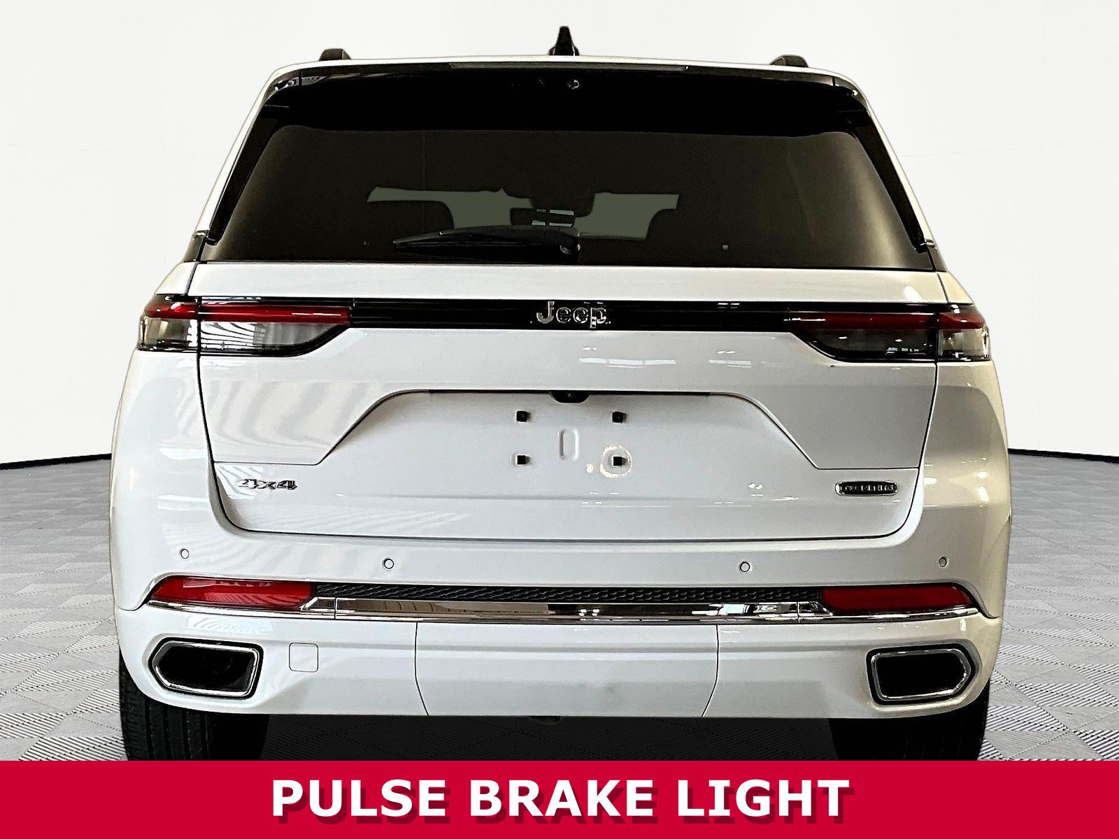 Used 2023 Jeep Grand Cherokee Overland w/ Luxury Tech Group IV AWD/4WD image 5