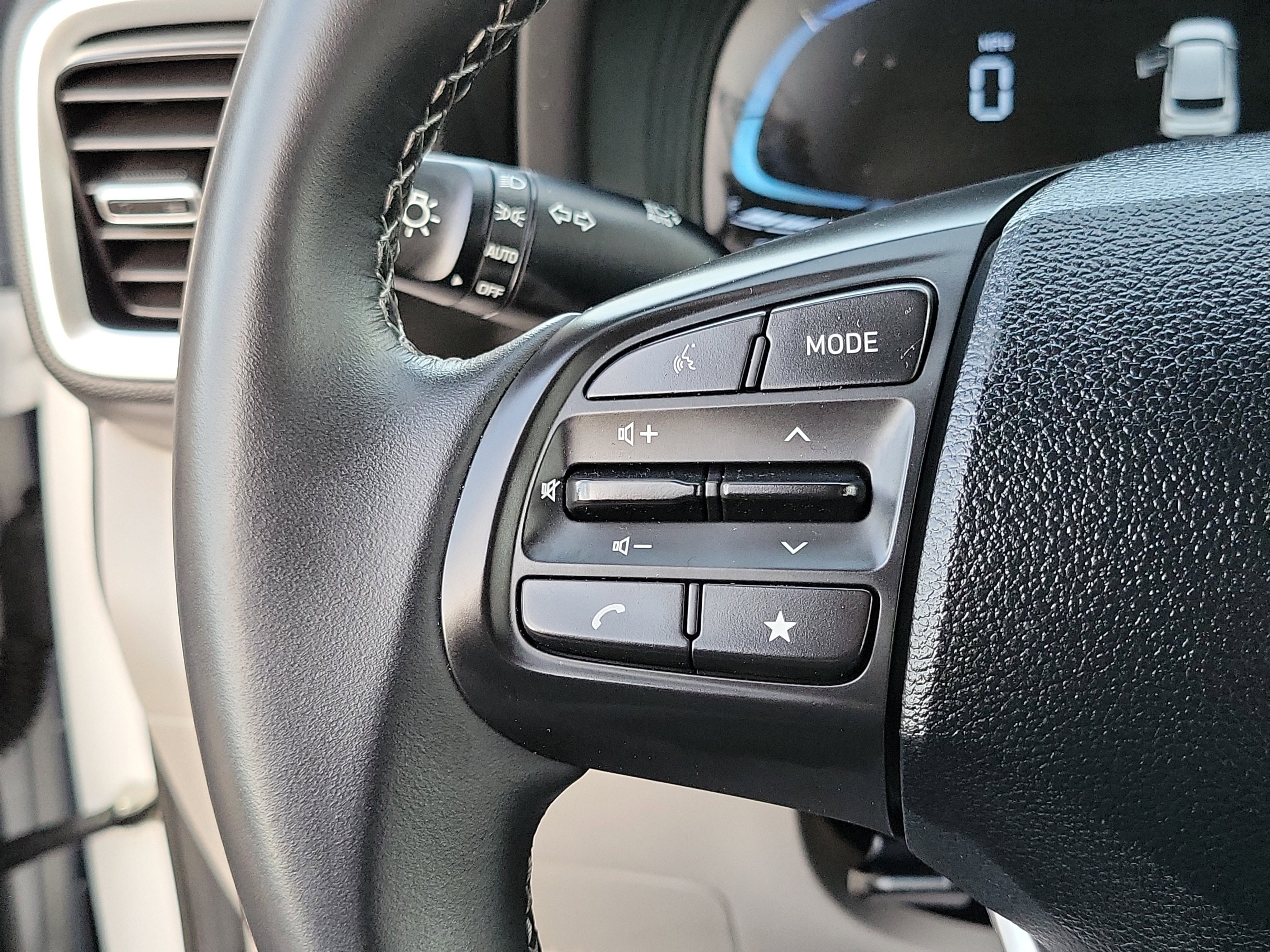 Certified 2025 Hyundai Venue SEL image 9