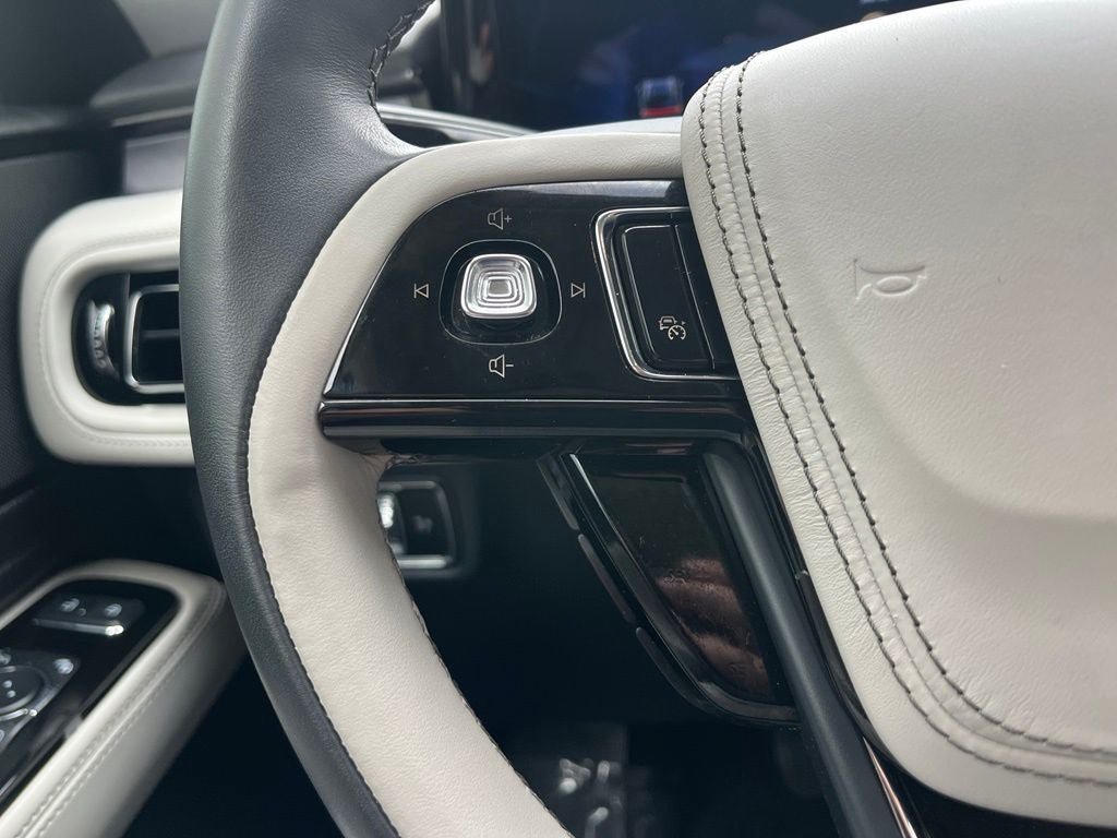 Certified 2025 Lincoln Aviator AWD image 25