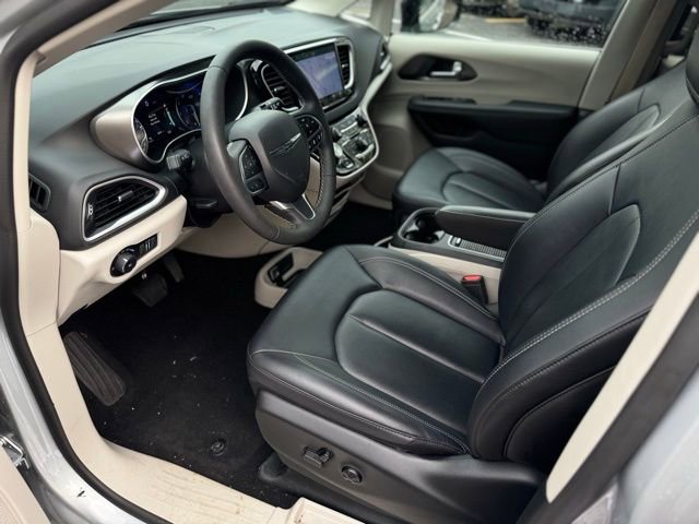 Certified 2024 Chrysler Pacifica Touring-L image 18