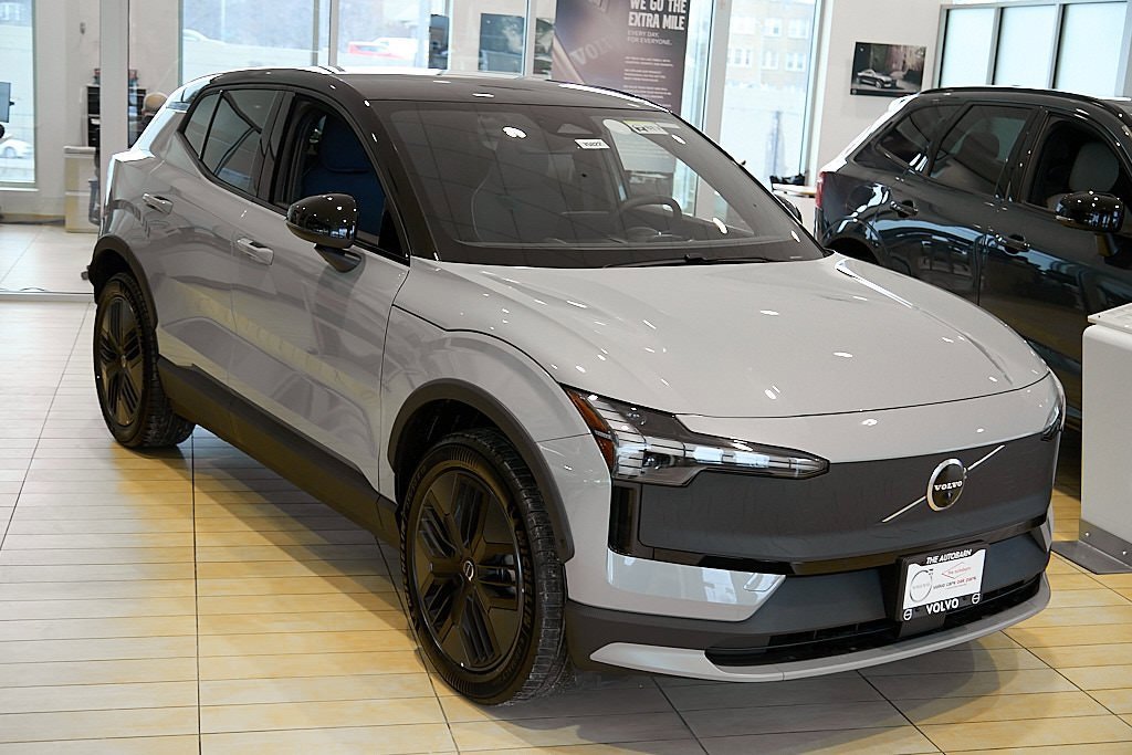 New 2026 Volvo EX30 Cross Country Ultra image 3