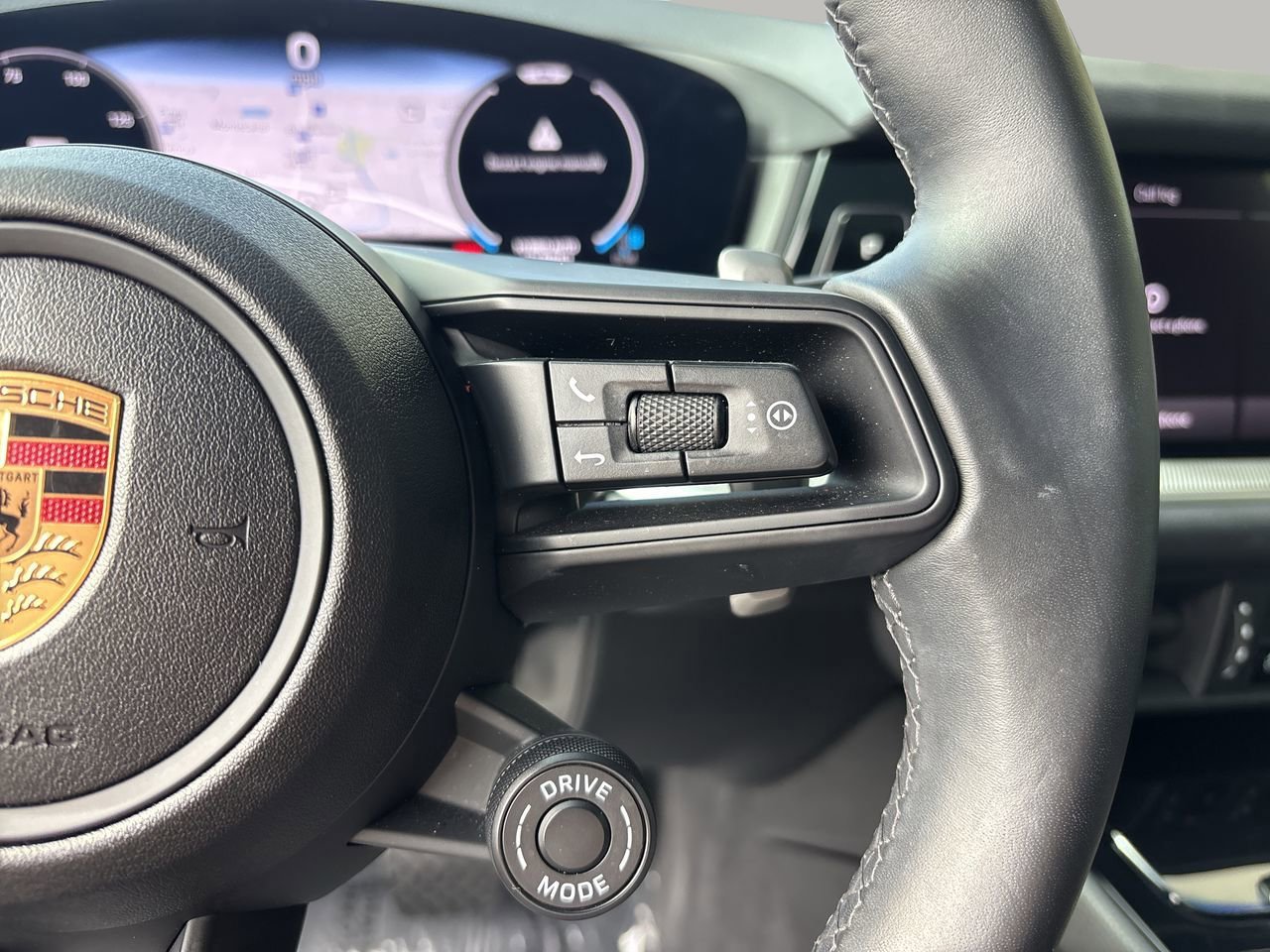 Used 2025 Porsche Cayenne E-Hybrid Coupe image 30