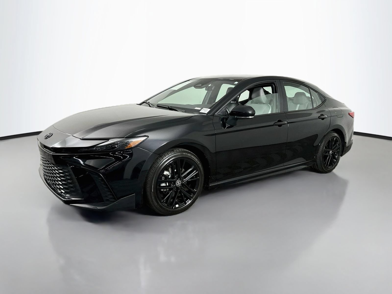 Used 2025 Toyota Camry SE FWD image 3