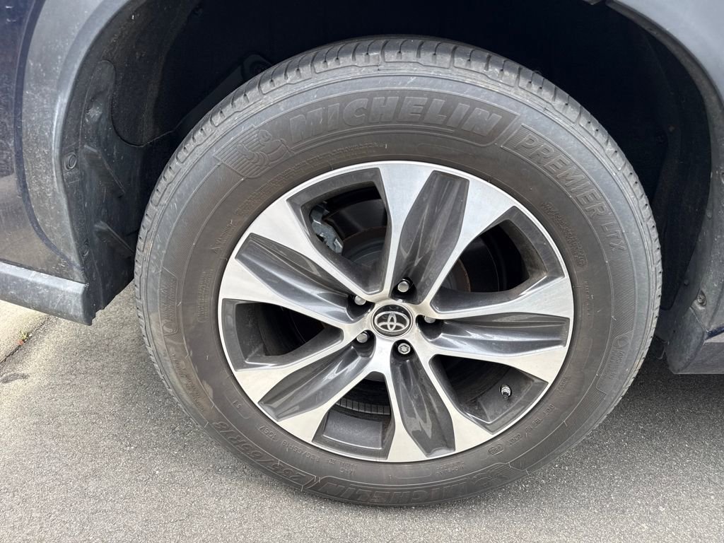 Used 2023 Toyota Highlander XLE image 9