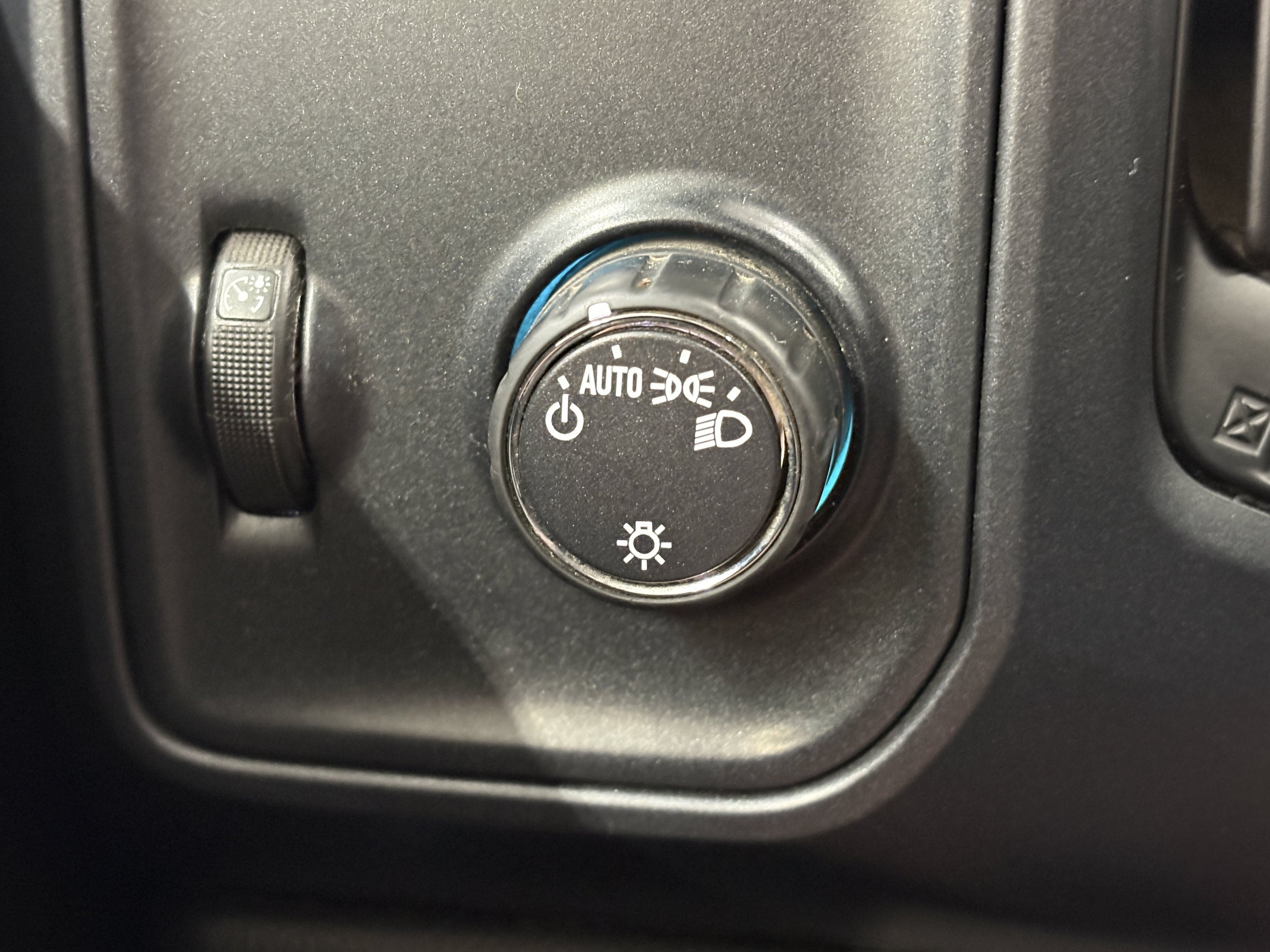 Used 2018 Chevrolet Silverado 1500 4x4 Double Cab image 17