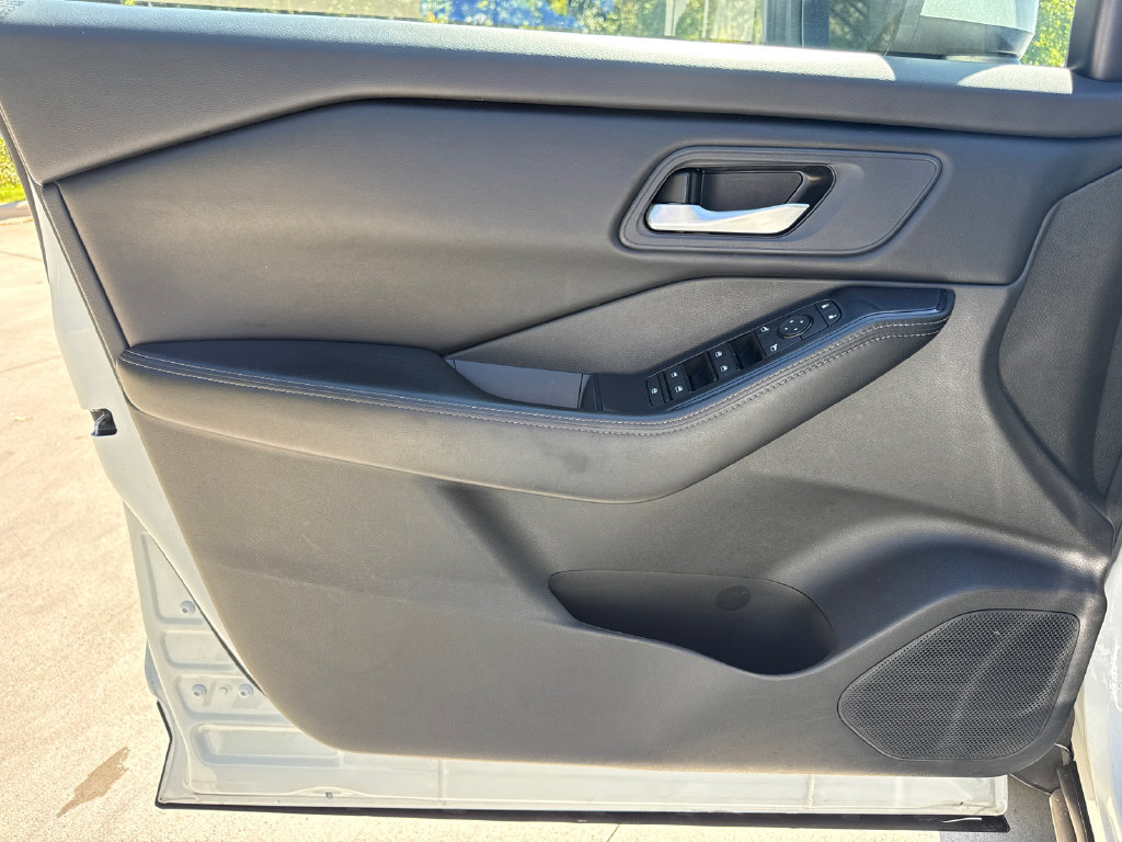 Used 2024 Nissan Rogue SV AWD/4WD image 13