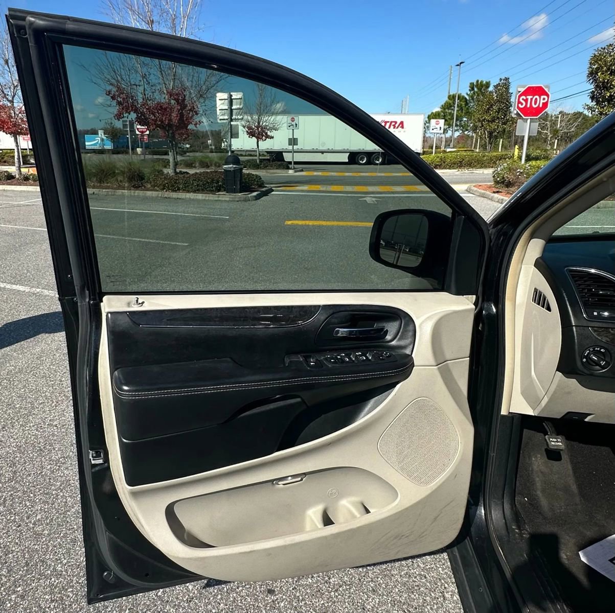 Used 2014 Chrysler Town & Country Touring image 7