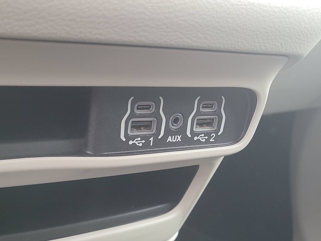 Certified 2023 Chrysler Pacifica Touring-L FWD image 29