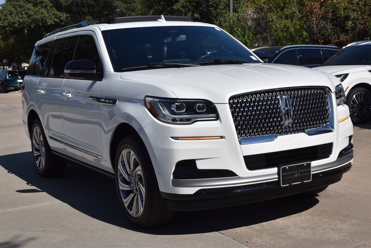 Used 2023 Lincoln Navigator 2WD image 4