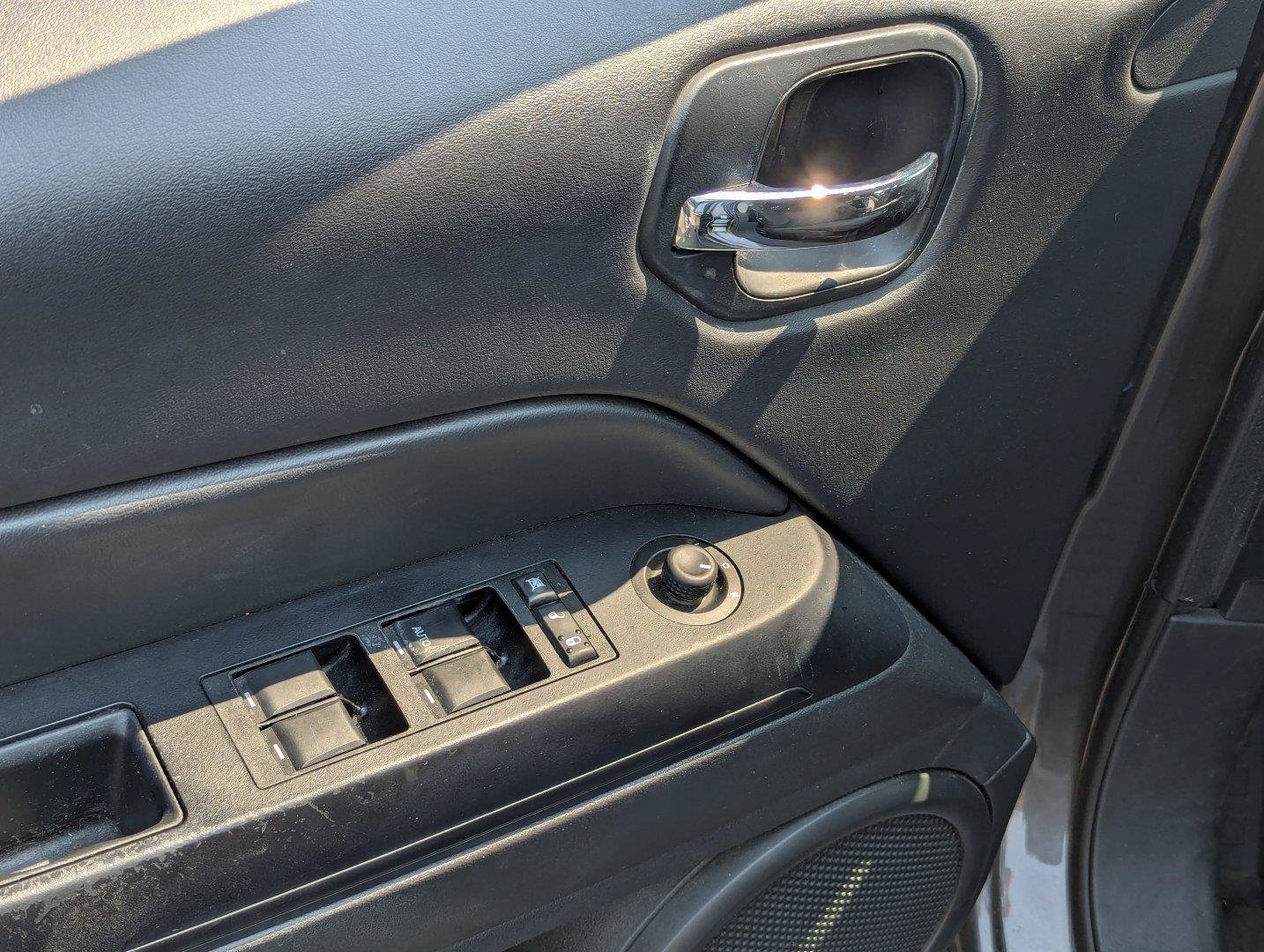 Used 2014 Jeep Patriot Latitude FWD image 11
