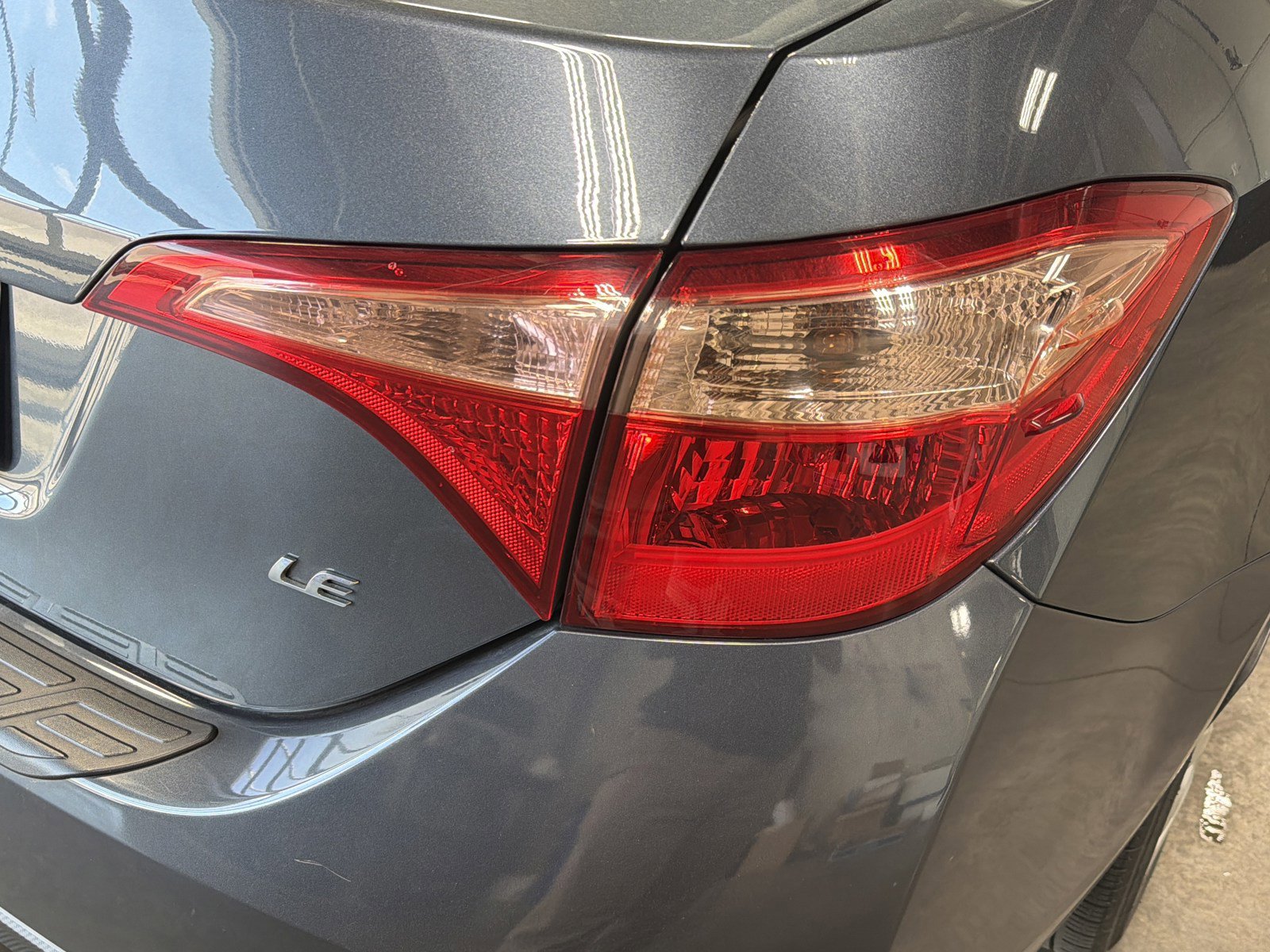 Used 2017 Toyota Corolla LE w/ Carpet Mat Package (TMS) FWD image 17