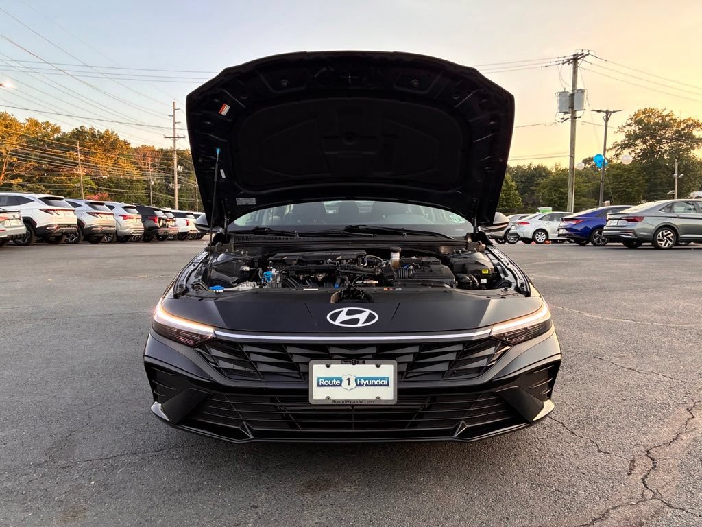 Used 2025 Hyundai Elantra SE FWD image 10