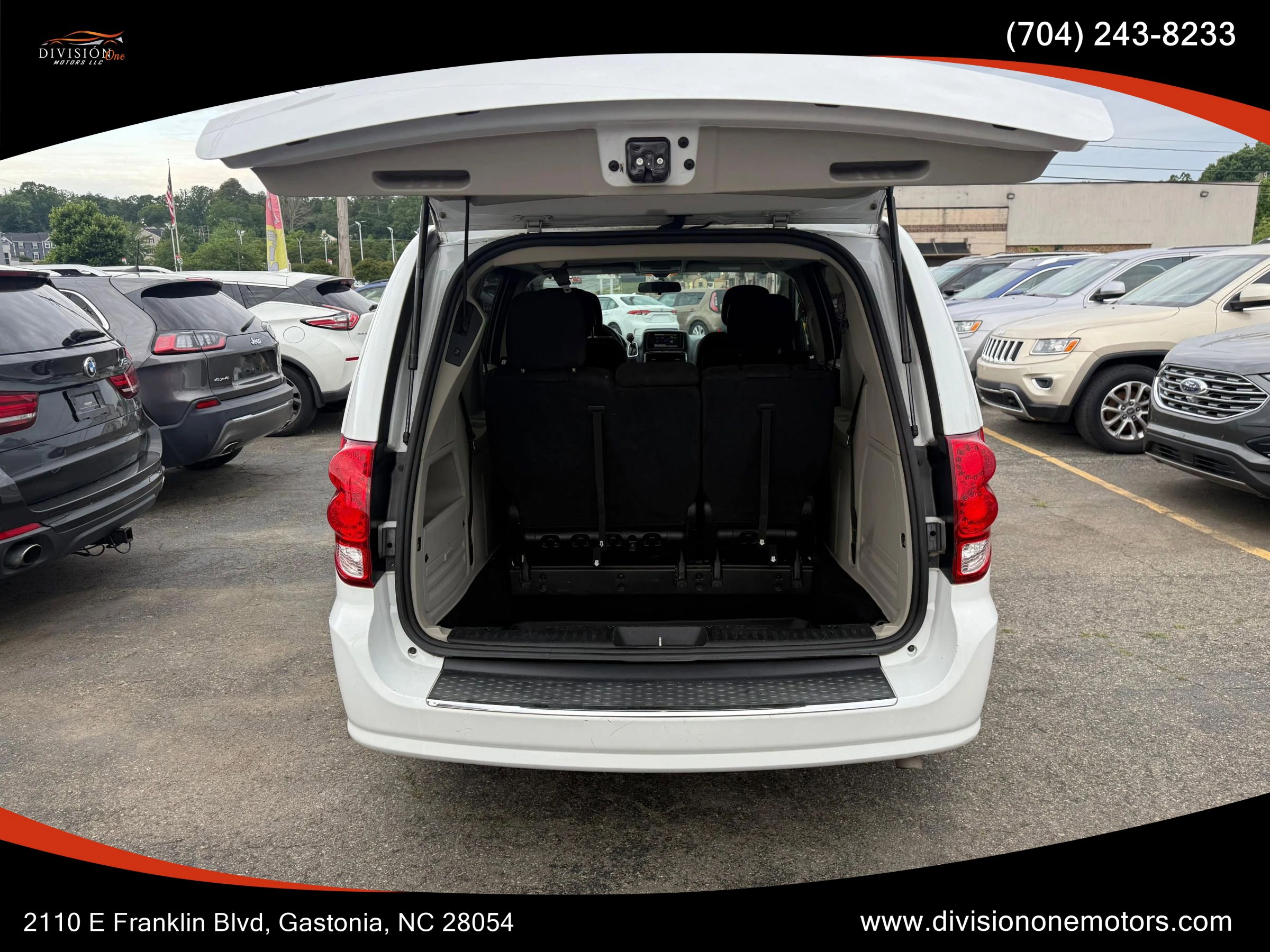 Used 2016 Dodge Grand Caravan SXT FWD image 11