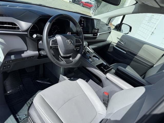 Used 2024 Toyota Sienna XLE image 2