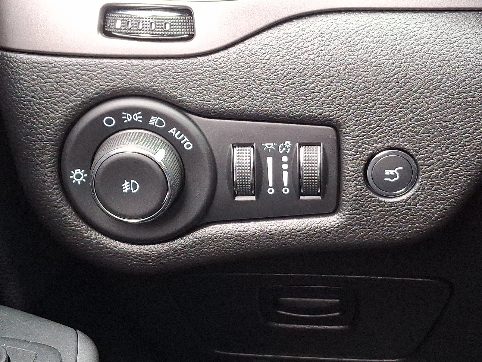 Certified 2021 Jeep Cherokee Latitude Lux w/ Sun & Sound Group image 23