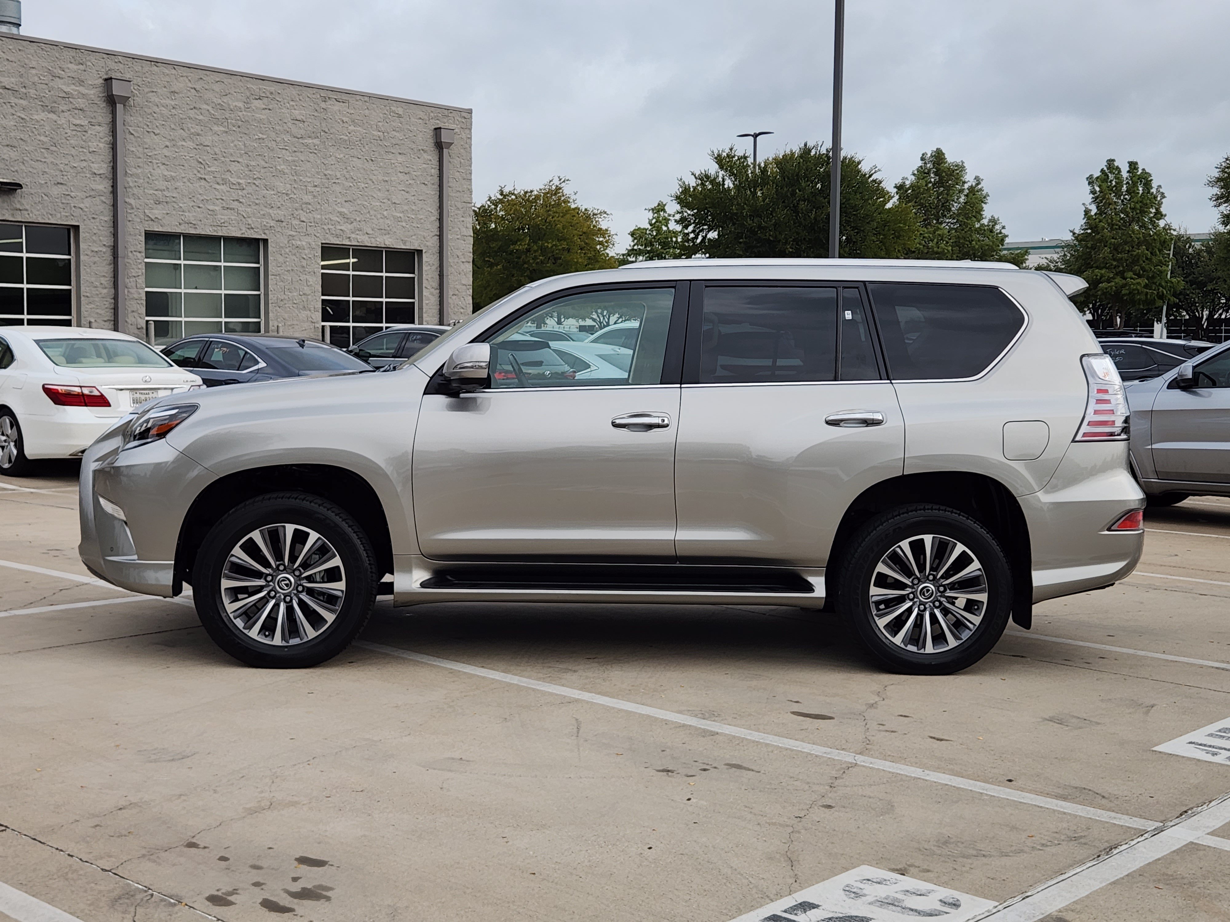 Used 2023 Lexus GX 460 Luxury AWD/4WD image 3