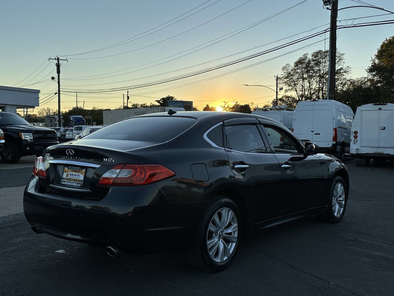 Used 2011 INFINITI M37 x w/ Deluxe Touring Pkg image 5