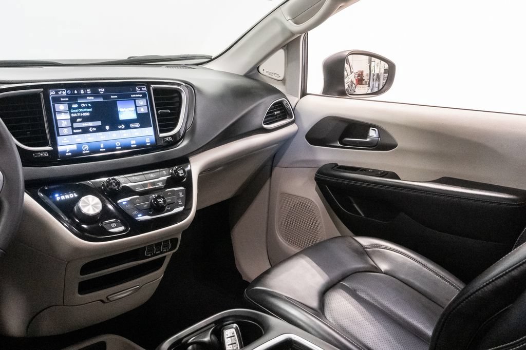 Used 2023 Chrysler Pacifica Touring-L FWD image 11