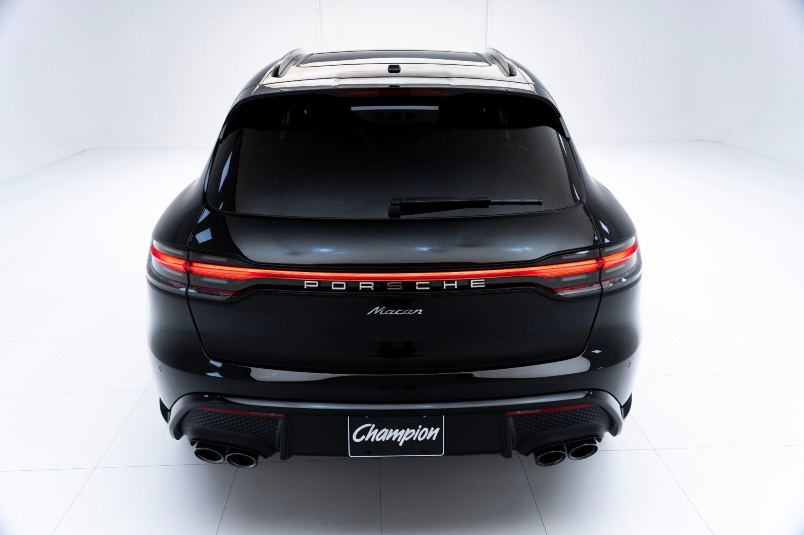 Certified 2025 Porsche Macan AWD/4WD image 10