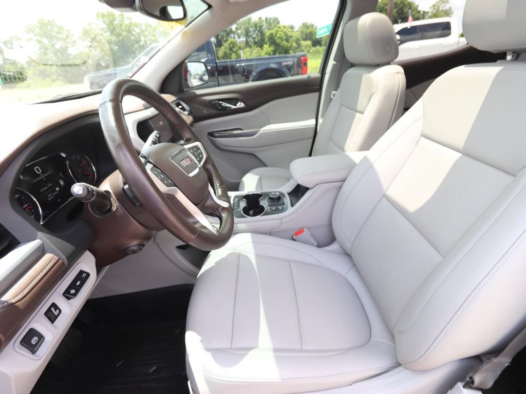 Used 2023 GMC Acadia SLT w/ Technology Package FWD image 2