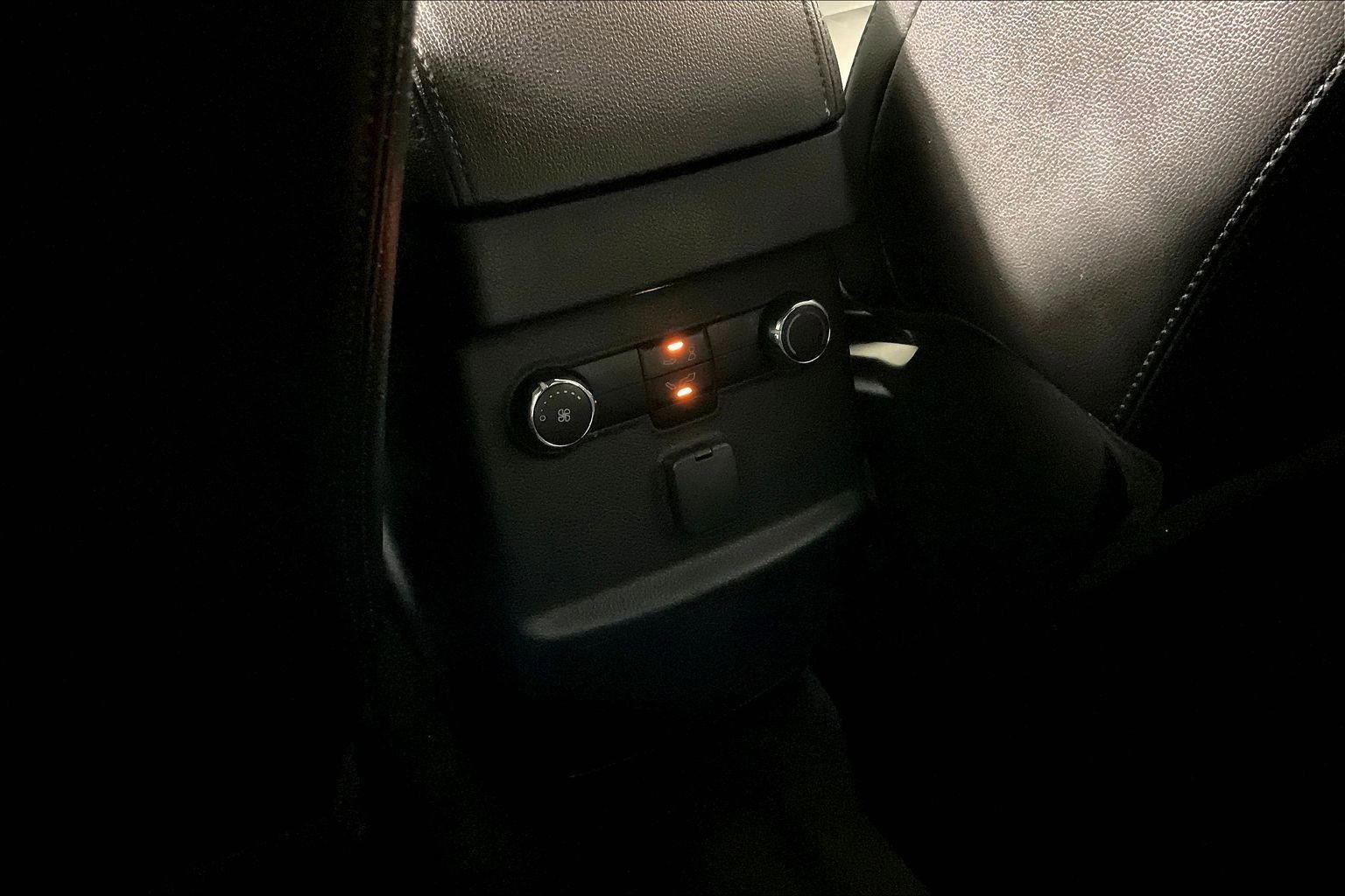 Used 2016 Ford Explorer XLT w/ Equipment Group 202A image 10